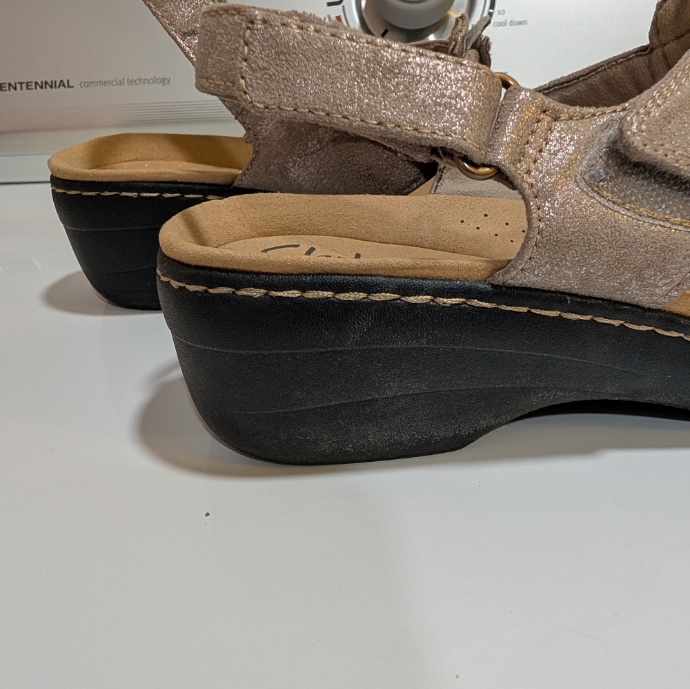 Clarks Sandals. Size 10 - Picture 4 of 6